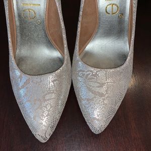 Women’s Nicole pump size 7